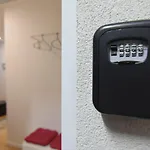 Topolowa Apartments - Self Check In - Next To Main Rail, 10 Min To Main Square